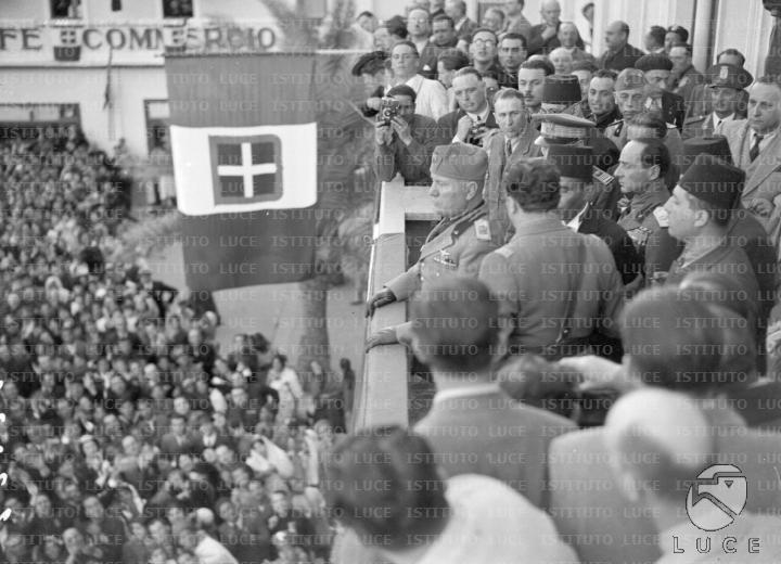Bengasi: il discorso di Mussolini dal Palazzo del Municipio alla folla ...