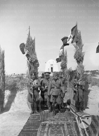 Mussolini, accompagnato da Balbo, Lessona e autorità locali, si ...