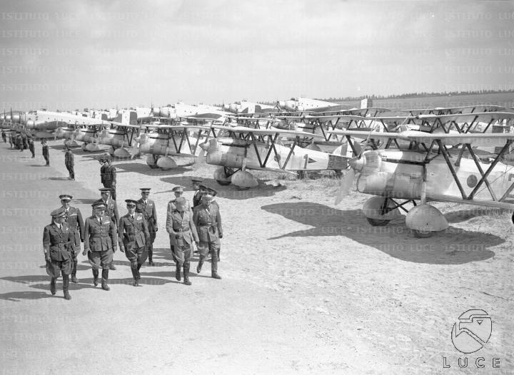 Mussolini, accompagnato da Balbo, Valle e con ufficiali della Regia ...
