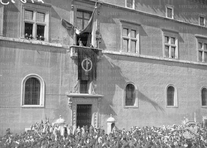 Mussolini, affacciato al balcone di Palazzo Venezia, fa il saluto ...
