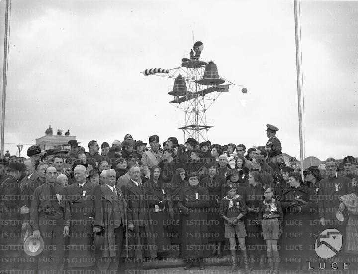 Foto di gruppo di Mussolini con le famiglie dei caduti dell'aviazione ...
