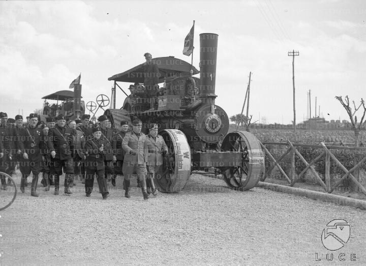 Gruppo di personalità fasciste, guidato da Mussolini, avanza lungo un ...