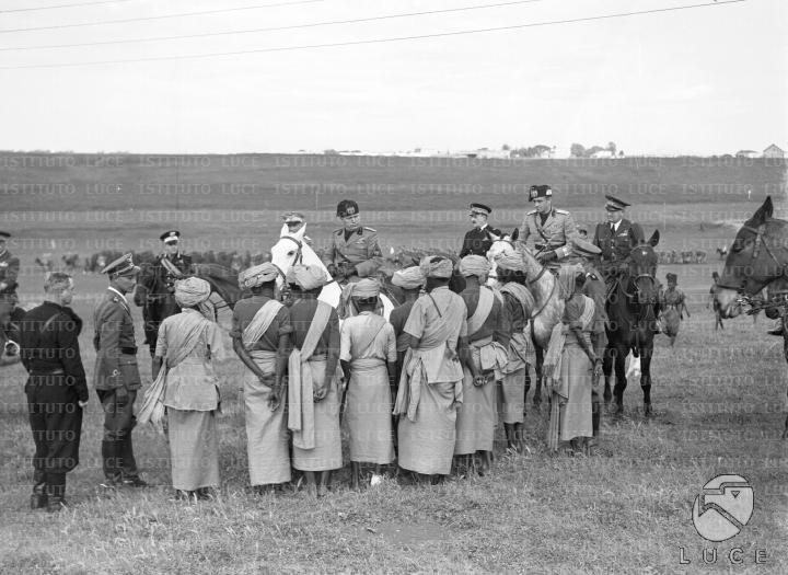 Mussolini, accompagnato da Lessona e Cavagnari, si intrattiene con un ...