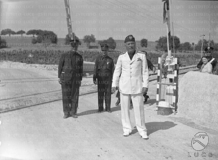 mussolini-ritratto-con-il-guardabarriere-del-passaggio-a-livello-del