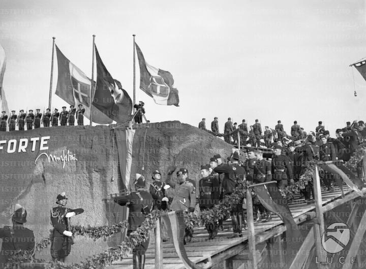 Corteo di autorità in orbace, capeggiato da Mussolini e Paulucci di ...