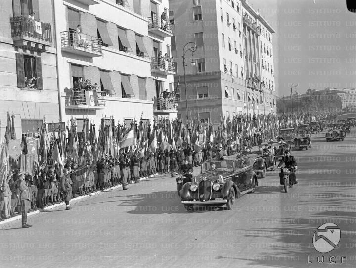 Mussolini sfila a bordo di un'automobile lungo via dell'Amba Aradam ...