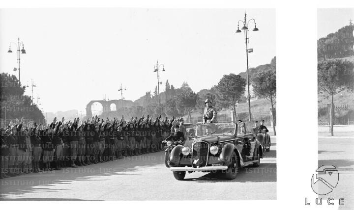 Riproduzione fotografica di Mussolini che sfila a bordo di un ...