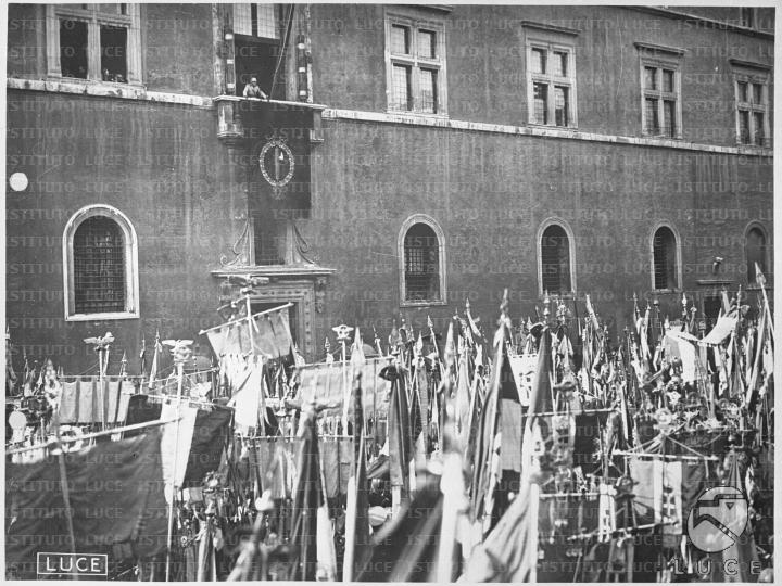 Riproduzione fotografica di labari, gagliardetti e insegne tricolori ...