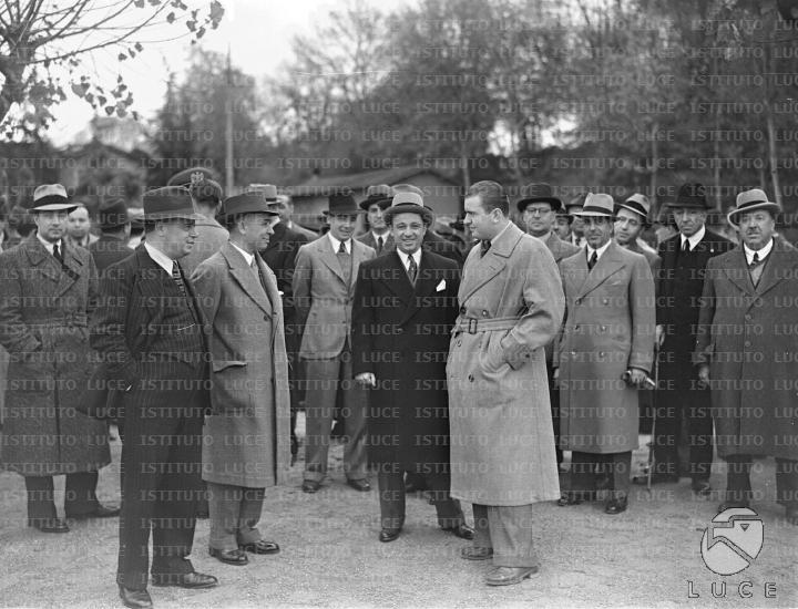 Bruno Mussolini si intrattiene con un folto gruppo di personalità in ...