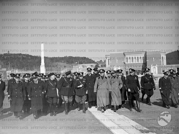 Il duce, accompagnato da un gruppo di gerarchi, visita la zona del Foro