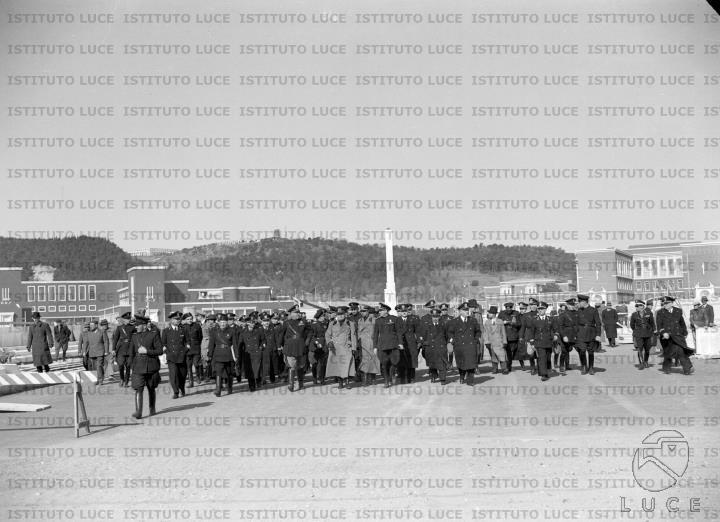 Mussolini con un gruppo di gerarchi visita la zona del Foro Mussolini ...