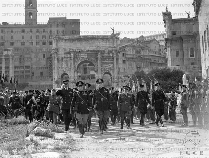 Mussolini percorre la via Sacra seguito da un folto gruppo di ...