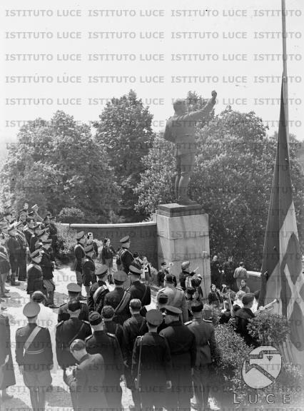 Mussolini e gerarchi ripresi all'esterno dell'edificio che ospita la  colonia fascista 3 gennaio durante una cerimonia - Archivio storico  Istituto Luce