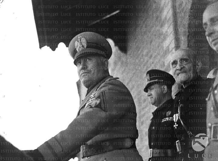 Il Duce sul balcone; al suo fianco due esponenti del PNF - Reparto