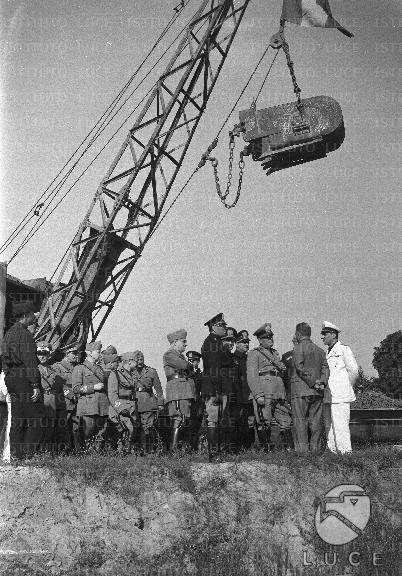 Mussolini, accompagnato da Cavallero e da rappresentanze del partito e ...