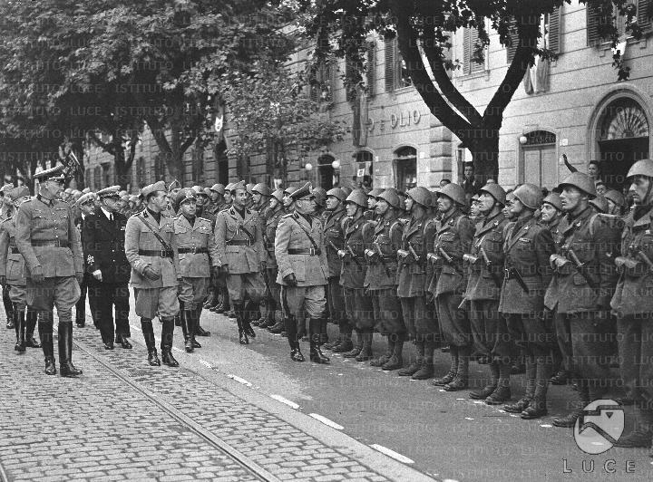 Mussolini passa in rassegna i militi schierati lungo Via del Re; al suo ...