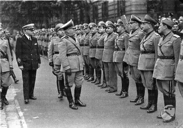 Mussolini passa in rassegna i Segretari federali schierati lungo Via ...