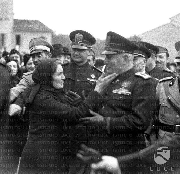 una-donna-in-abiti-scuri-accarezza-il-volto-di-benito-mussolini
