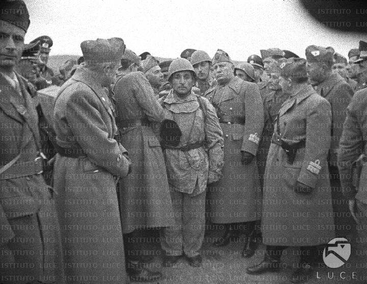 Mussolini e alti ufficiali dell'Esercito di fianco a un soldato in ...