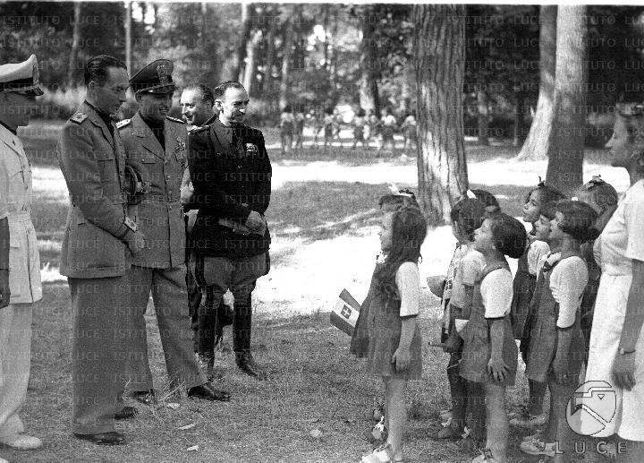 Colesanti e altre autorità fasciste incontrano le piccole ospiti delle
