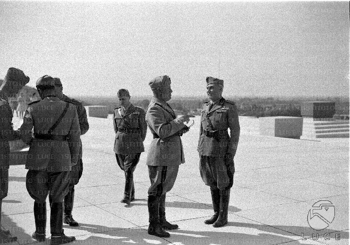 Mussolini si intrattiene con un alto ufficiale dell'esercito durante la ...