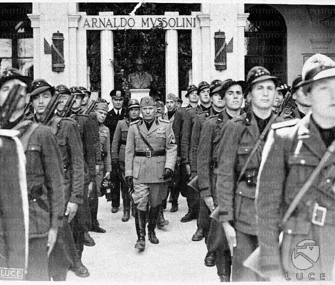 Mussolini sfila tra due ali di forestali schierati nel cortile della ...