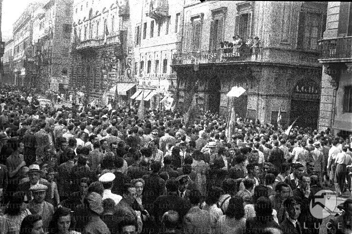 La popolazione in festa per la deposizione di Mussolini sfila per corso ...