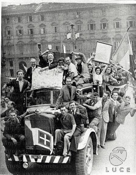 Un camion carico di gente festante per la deposizione di Mussolini e ...