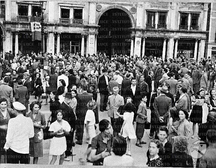 Piazza San Marco affollata: la popolazione festeggia la caduta di ...