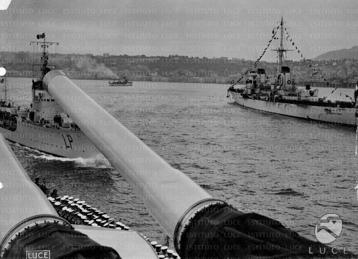 Gulf of Naples the battleship\ 'Cavour\' leaves the port escorted by the torpedo driver\ 'Lupo\'; on the right moored the cruiser\ 'Eugenio di Savoia\'