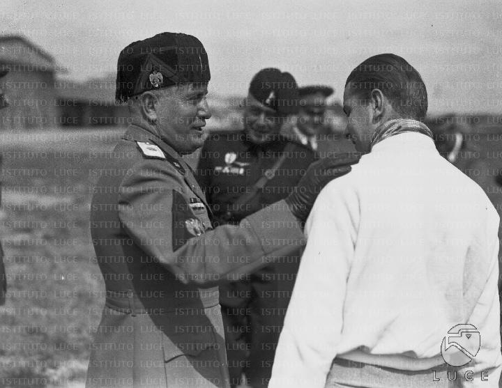Mussolini si congratula con il figlio Bruno sul campo dell'aeroporto di ...