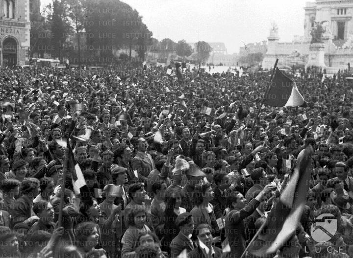 La folla riunita a piazza Venezia acclama Mussolini - Reparto Attualità ...
