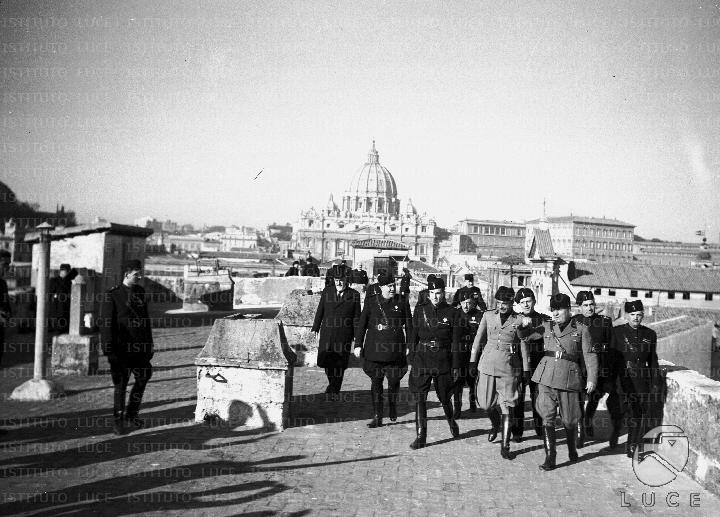 Mussolini (in divisa della Milizia) cammina sulla terrazza di un ...