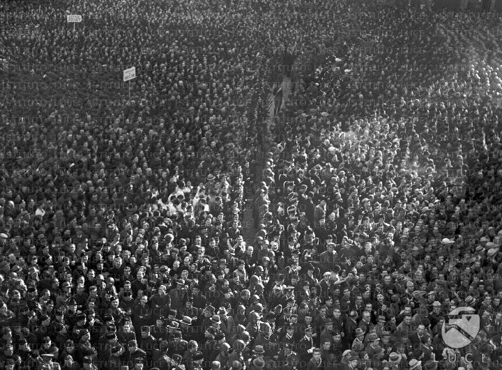 Folla radunata in piazza Maggiore durante il discorso di Mussolini ...
