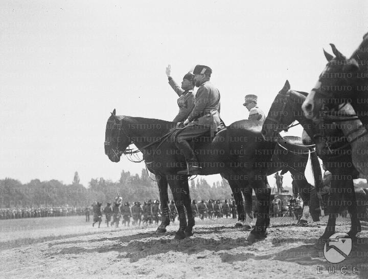 Mussolini a cavallo, con Teruzzi e un generale de regio esercito ...
