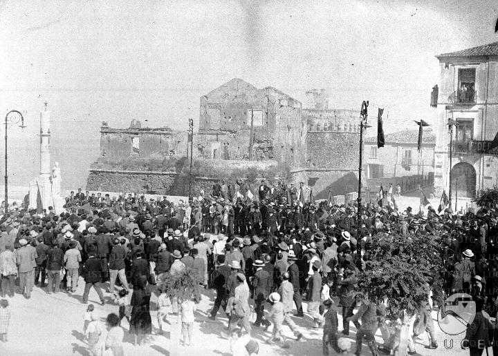 Pizzo Calabro Folla di cittadini si riversa nel centro storico di Pizzo Calabro in occasione della visita di Attilio Teruzzi