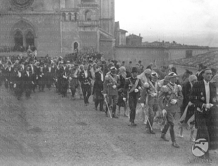 Assisi the royal procession for the wedding of Boris III of Bulgaria with Joan of Savoy leaves the upper basilica of S. Franscato in Assisi at the end of the wedding rite