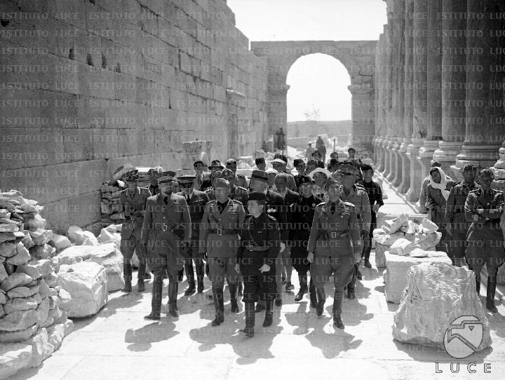 Mussolini, accompagnato da un folto gruppo di autorità, visita un ...