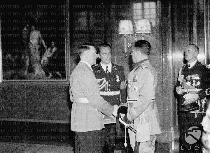 Berlin the handshake between Hitler and cyan in a chancellery hall in the presence of Reinhard Heydrich and Ribbentrop