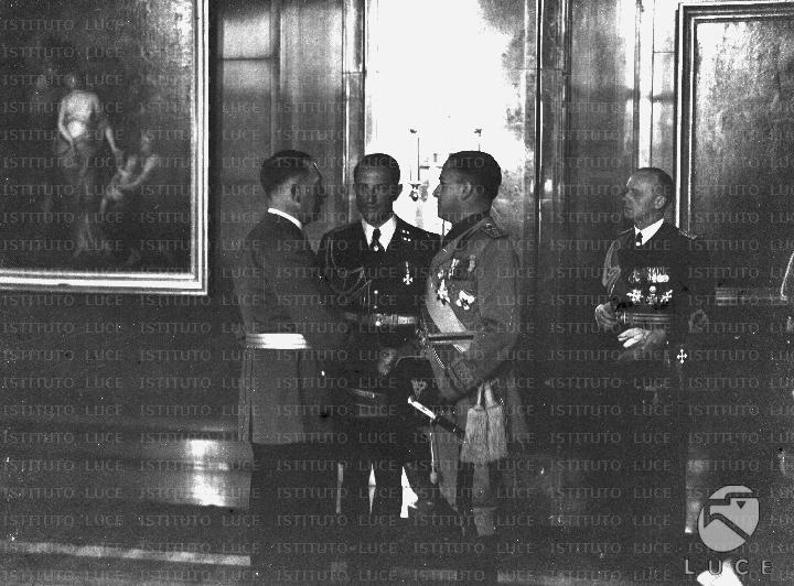 Berlin the handshake between Hitler and cyan in a chancellery hall in the presence of Reinhard Heydrich and Ribbentrop