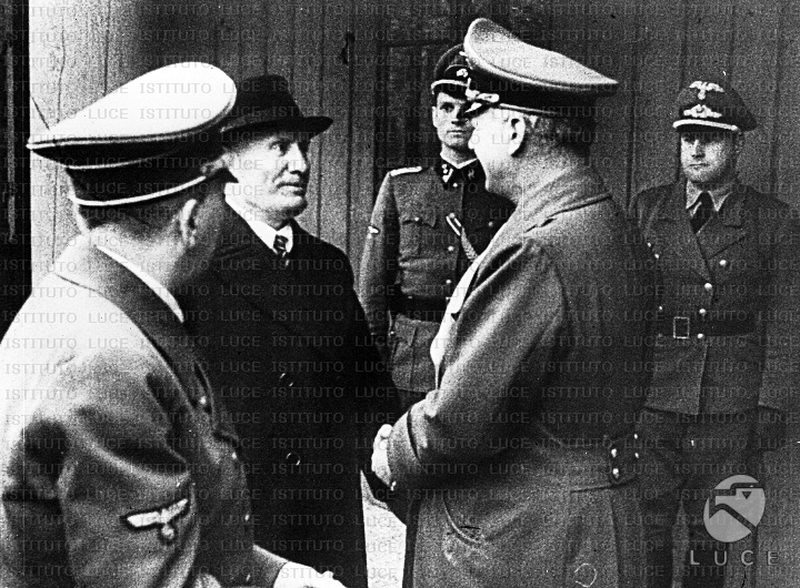 Mussolini conversa con Ribbentrop a Rastenburg sotto lo sguardo di ...