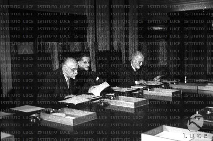 Luigi Gasparotto Fausto Gullo E Carlo Sforza Seduti Al Tavolo Del 