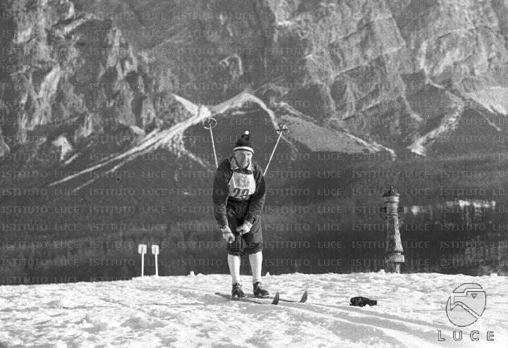 Uno sciatore con il pettorale numero 23 durante il percorso di gara