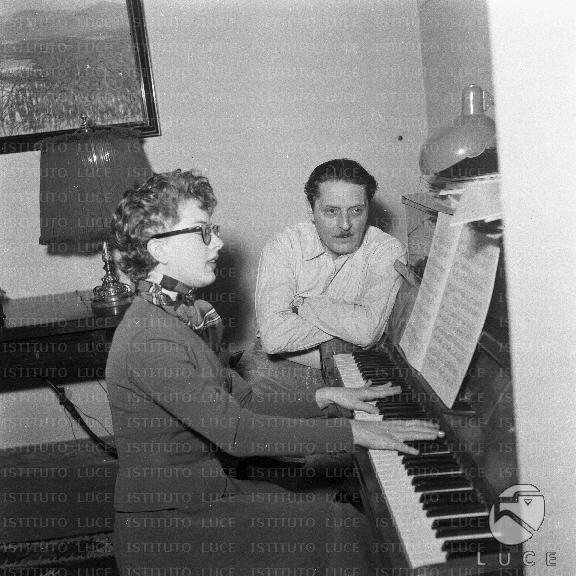 Alba Arnova suona il pianoforte sotto la guida di Kramer Archivio