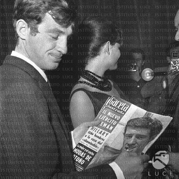 Belmondo Con La Rivista Gaceta Ilustrada Al Suo Fianco Si Intravede