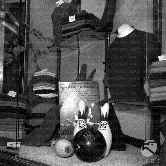 Vetrina di un negozio che partecipa al concorso-vetrine 'Un birillo d'oro'  organizzato dalla Brunswick; esposta una palla da bowling ed i birilli -  Archivio storico Istituto Luce