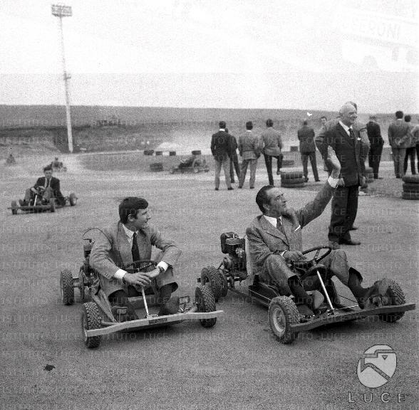 Memmo Carotenuto e il figlio a bordo dei gokart Archivio storico