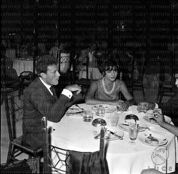 Antonio De Teffè con Eloisa Cianni ad un tavolo del Samovar Archivio