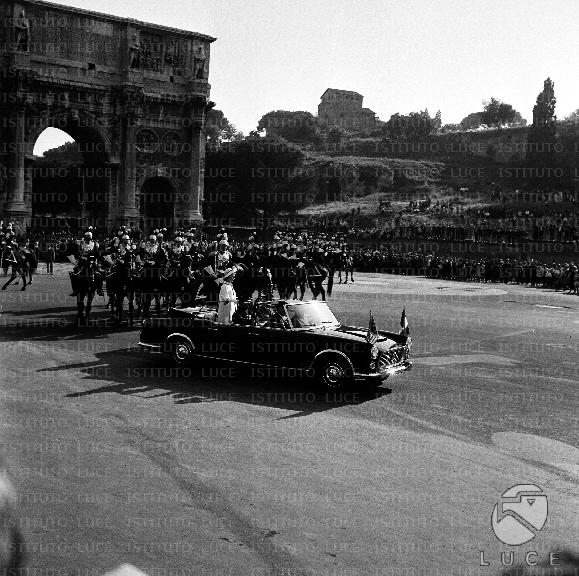 Elisabetta d'Inghilterra in piedi a bordo di un'auto ufficiale e con ...