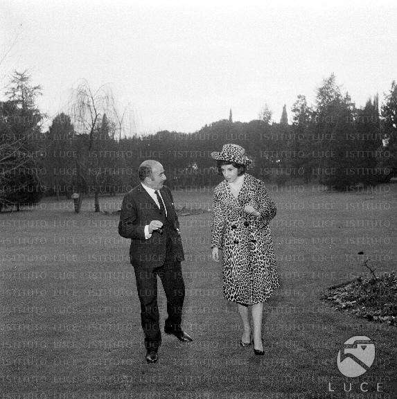 Gina Lollobrigida nella sua villa sull'Appia